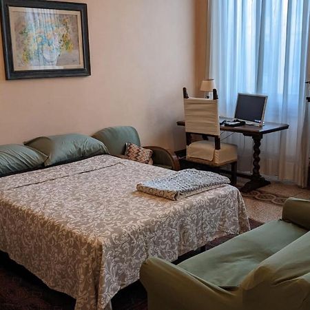 Double Bedroom In Beautiful 30'S Style Apartment Florence Exterior photo