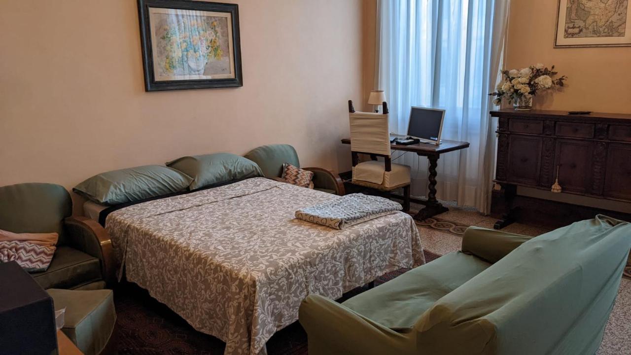 Double Bedroom In Beautiful 30'S Style Apartment Florence Exterior photo